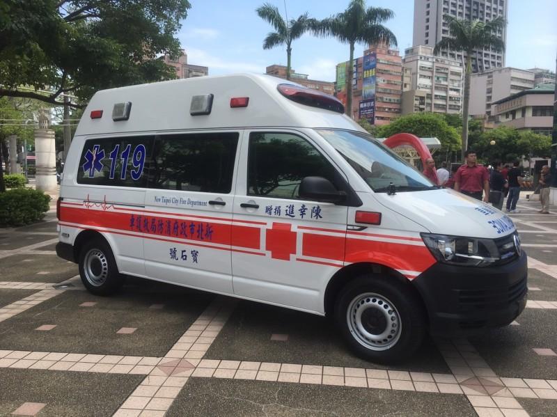 新北市民陳汪全先生捐贈本府消防局慈福分隊一輛高頂救護車