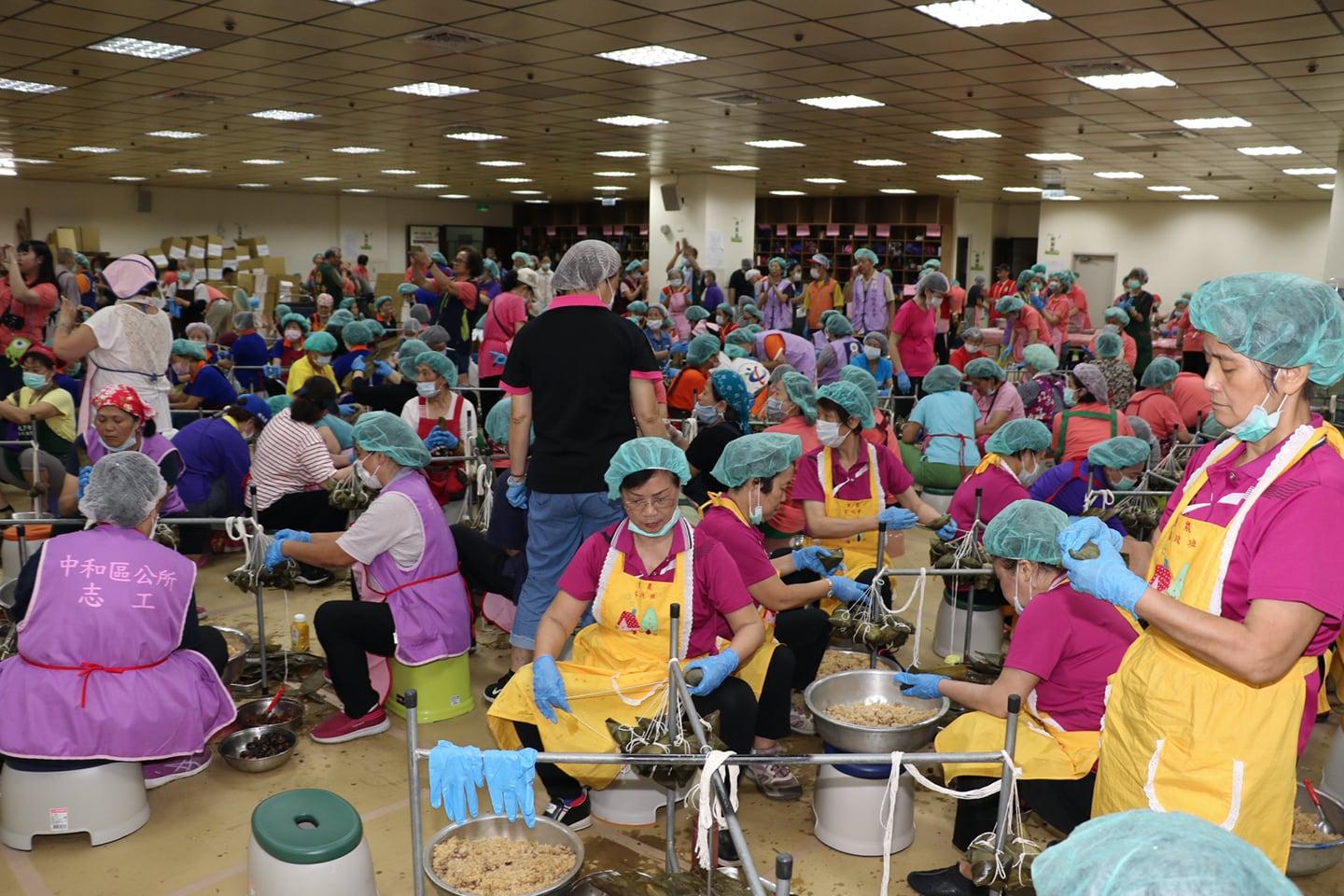 新北市志願服務協會和台灣環保協會各自動員數百名志工，合力包素粽、肉粽上萬顆