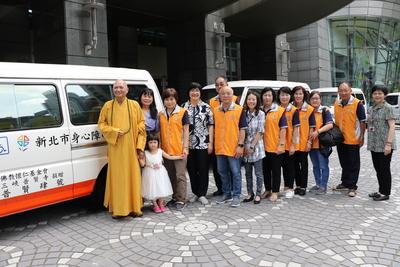 普賢寺捐贈3輛復康巴士