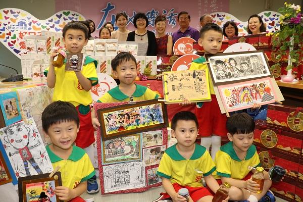 新店三民幼兒園將自繪童畫等義賣所得購買禮盒捐贈  成為捐贈會場的主角