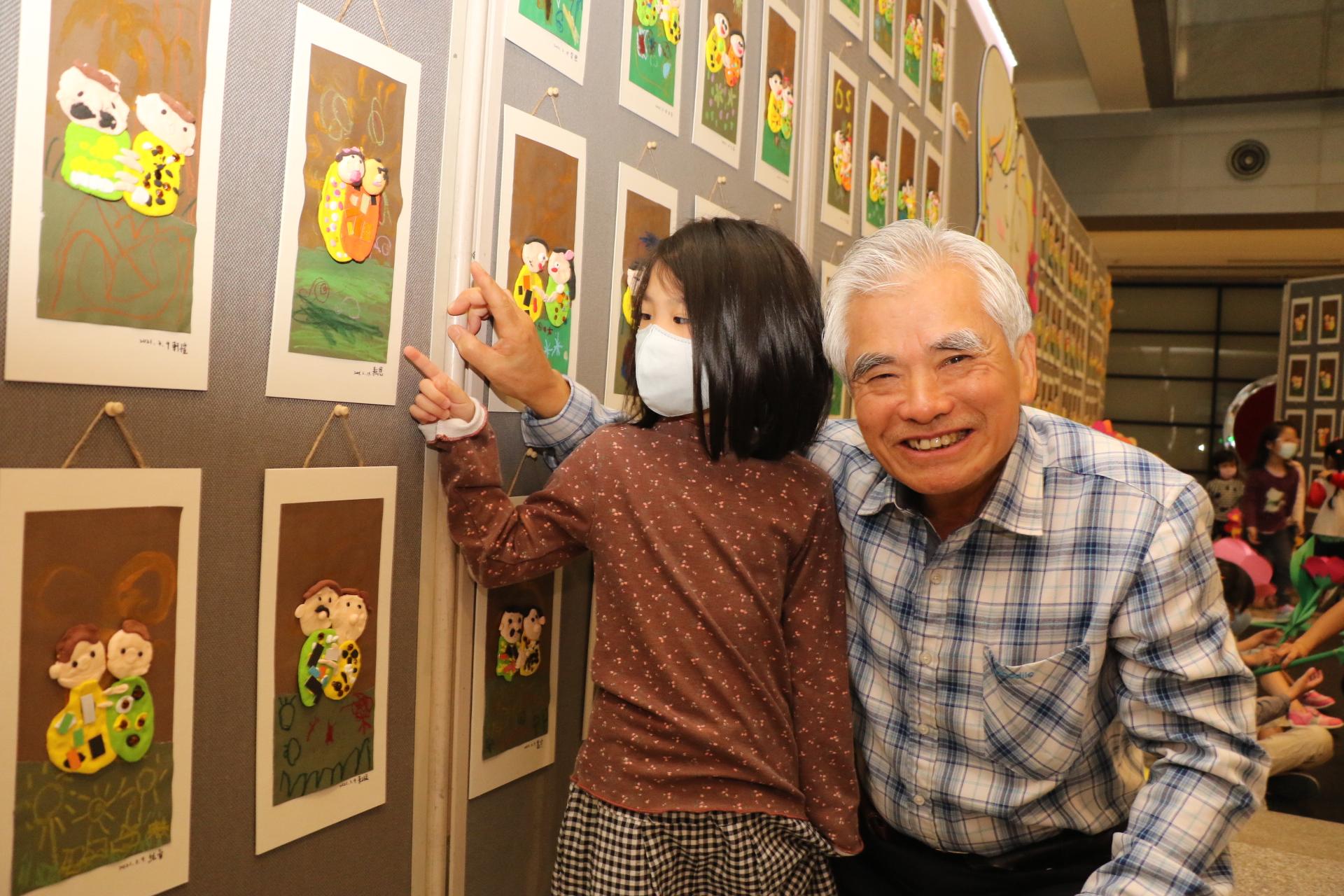 最新消息幼兒開畫展阿公忙追星板橋30家幼兒園在市府辦千童美展good Day 新北市好日子愛心大平台