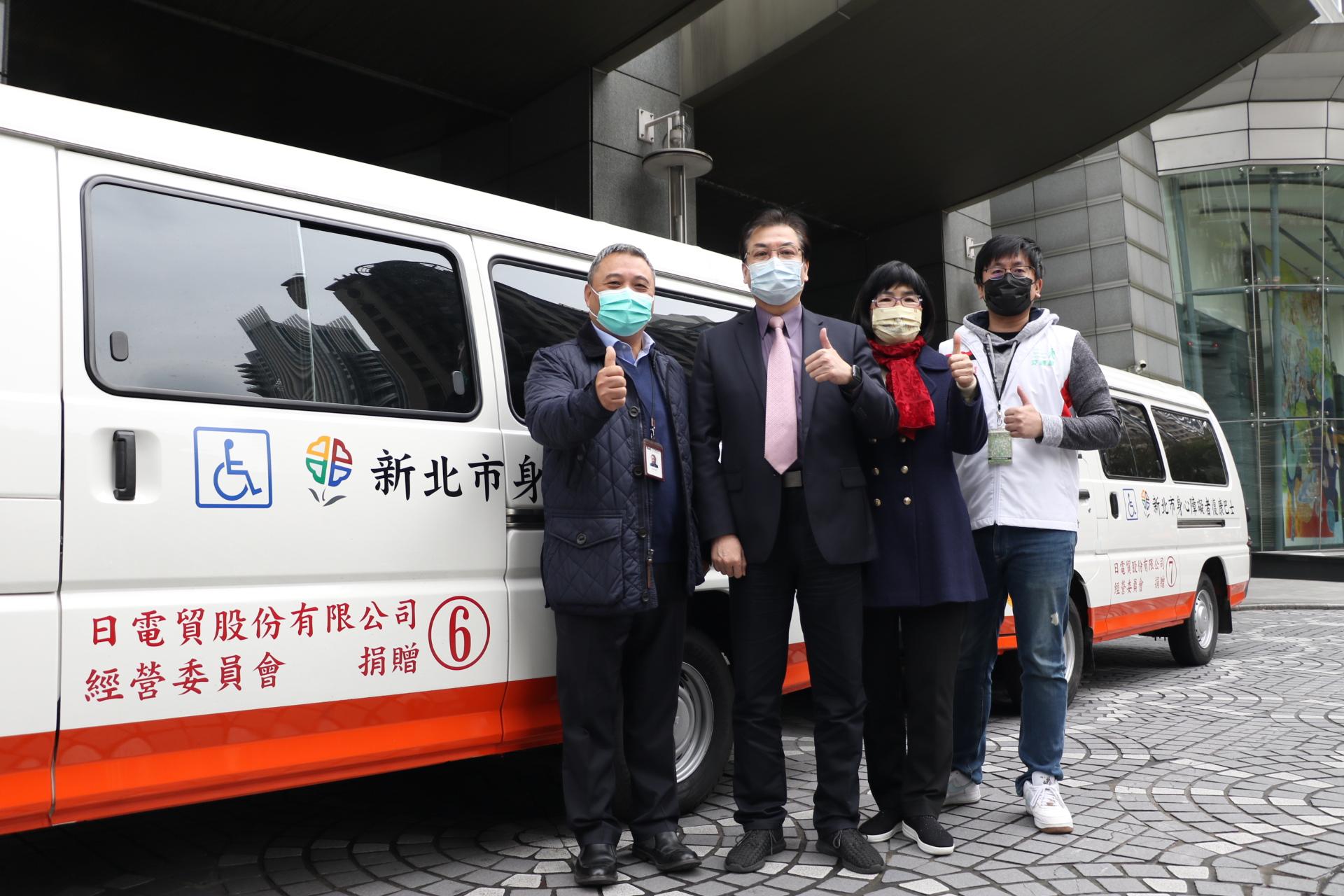 日電貿公司副董事長李坤蒼（左1）捐贈2輛復康巴士給新北市政府_由副市長劉和然（左2）和社會局長張錦麗（左3）等人代表受贈